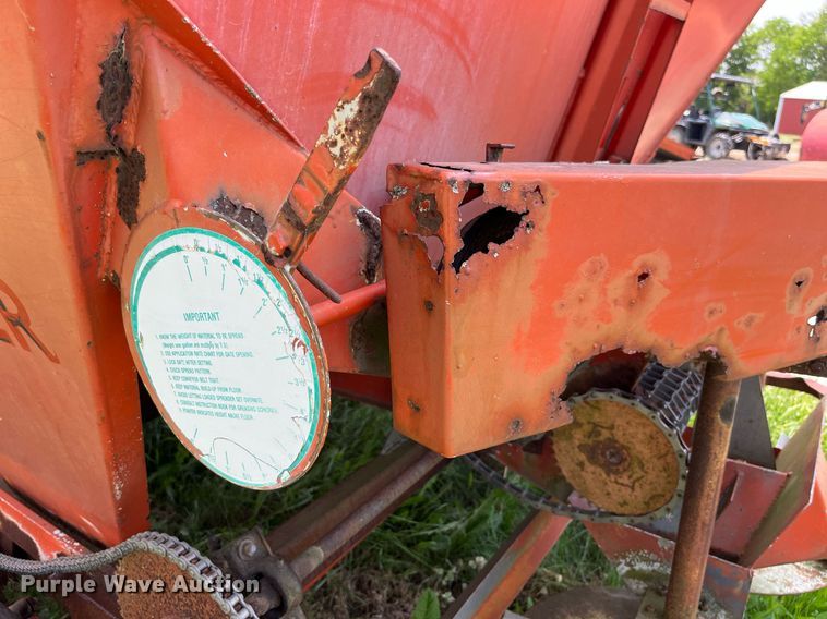 image for item LA9980 Willmar 500  spreader