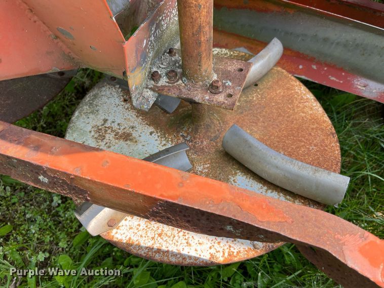 image for item LA9980 Willmar 500  spreader