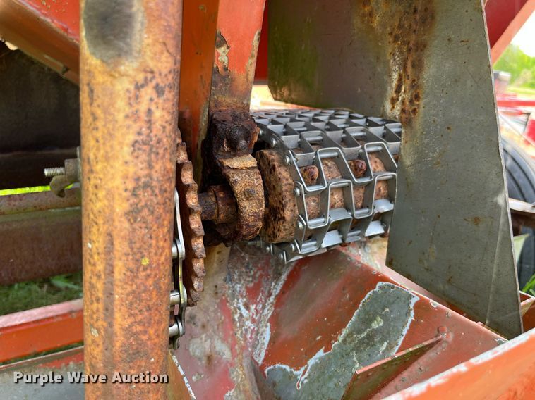 image for item LA9980 Willmar 500  spreader