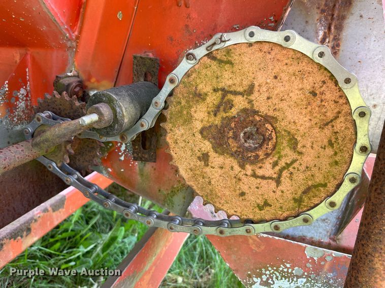 image for item LA9980 Willmar 500  spreader