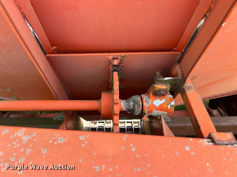 image for item LA9980 Willmar 500  spreader