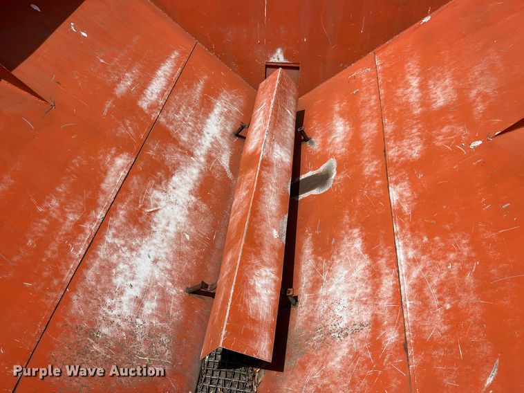 image for item LA9980 Willmar 500  spreader