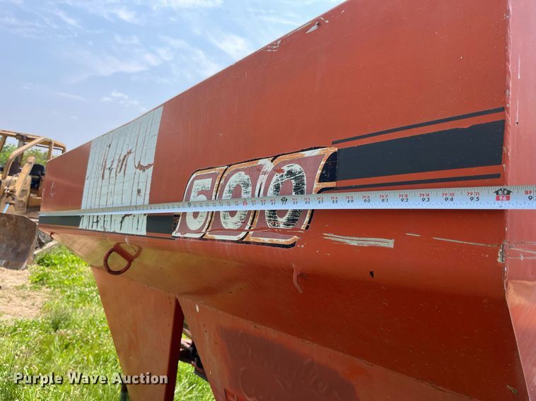 image for item LA9980 Willmar 500  spreader