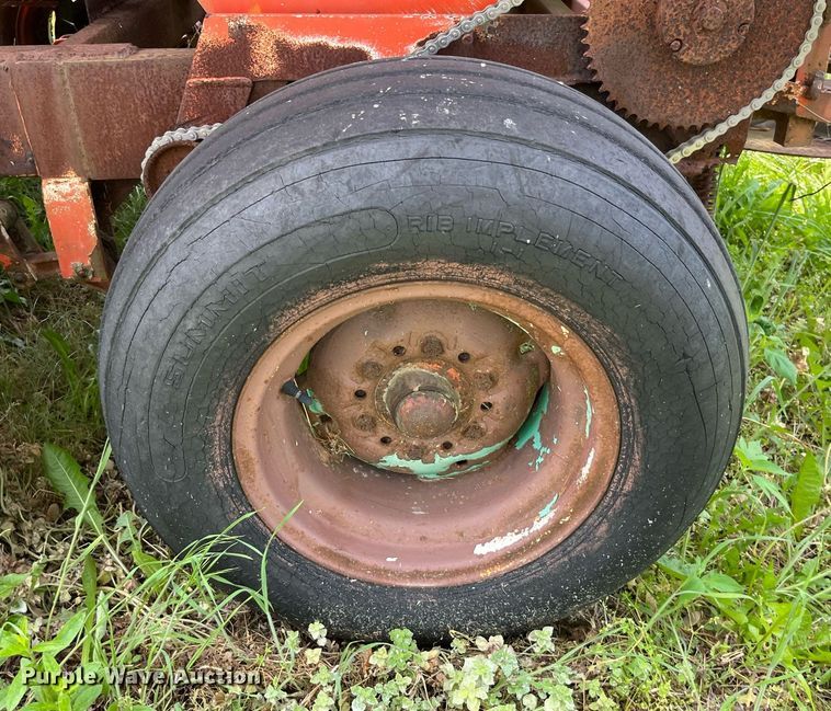 image for item LA9980 Willmar 500  spreader