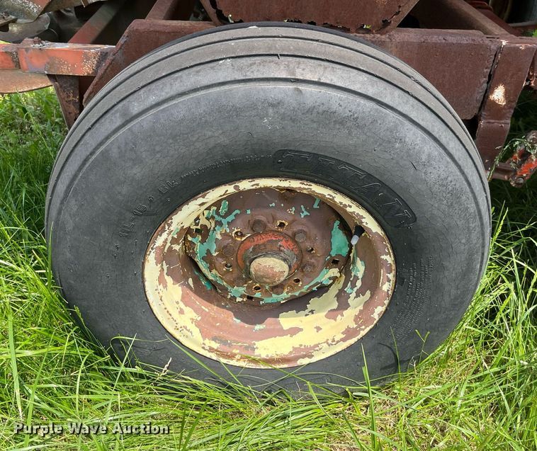 image for item LA9980 Willmar 500  spreader