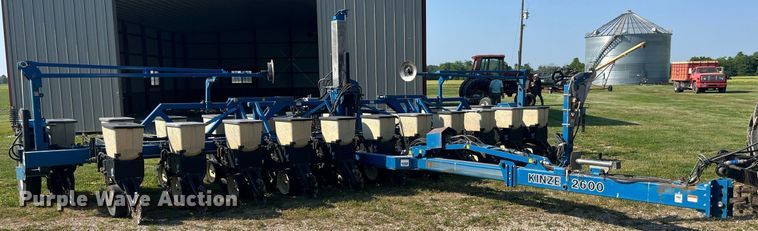image for item LB9000 Kinze 2600  no-till planter