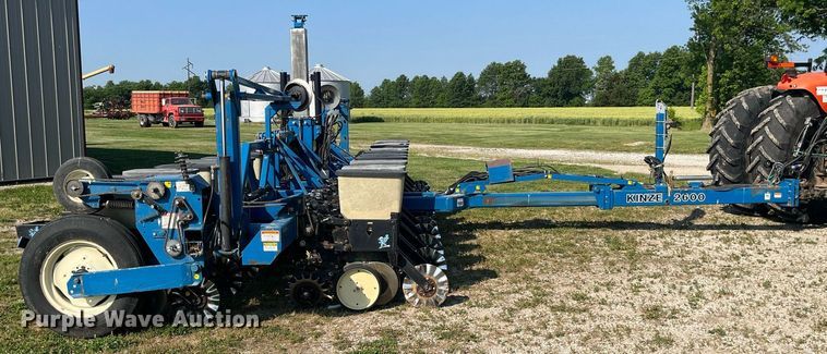 image for item LB9000 Kinze 2600  no-till planter