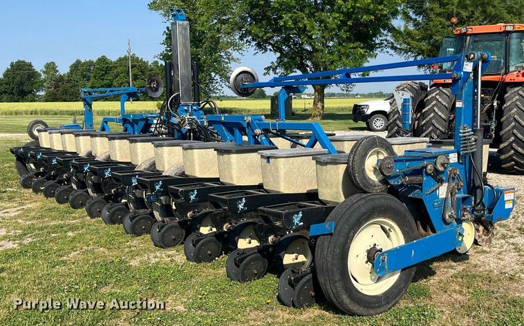 image for item LB9000 Kinze 2600  no-till planter