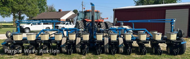 image for item LB9000 Kinze 2600  no-till planter