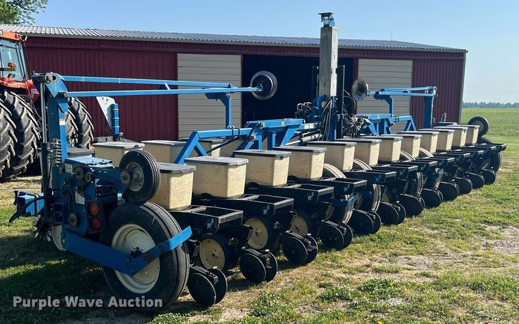 image for item LB9000 Kinze 2600  no-till planter