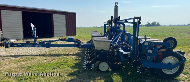 image for item LB9000 Kinze 2600  no-till planter