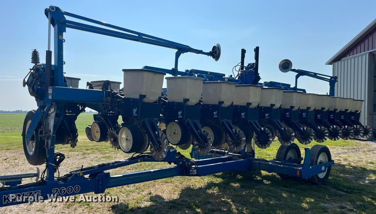 image for item LB9000 Kinze 2600  no-till planter