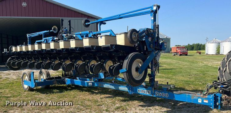 image for item LB9000 Kinze 2600  no-till planter