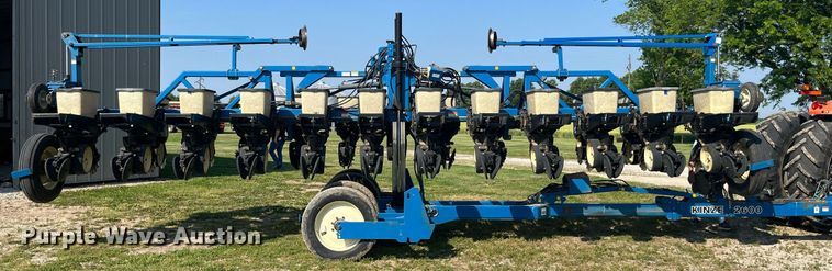 image for item LB9000 Kinze 2600  no-till planter
