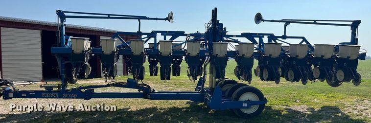 image for item LB9000 Kinze 2600  no-till planter