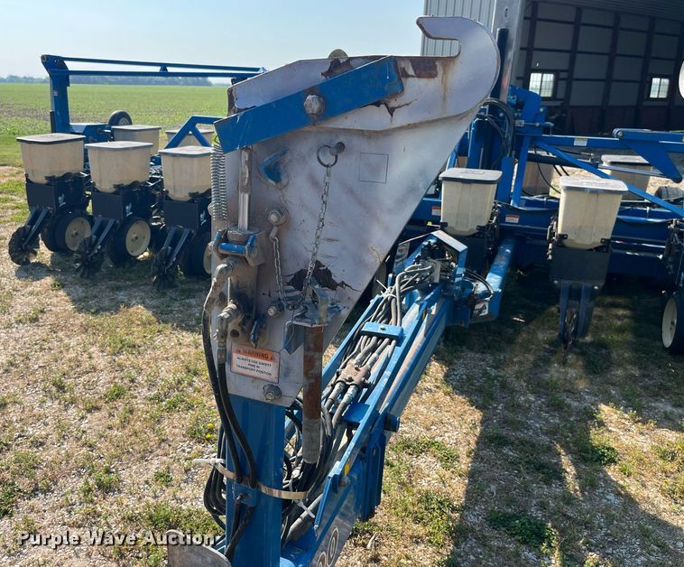 image for item LB9000 Kinze 2600  no-till planter