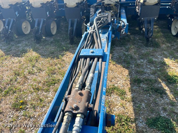 image for item LB9000 Kinze 2600  no-till planter
