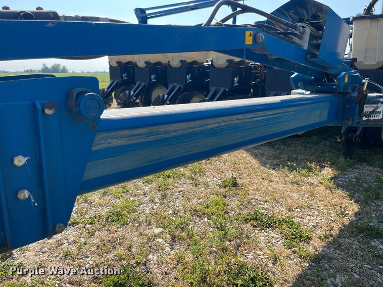 image for item LB9000 Kinze 2600  no-till planter