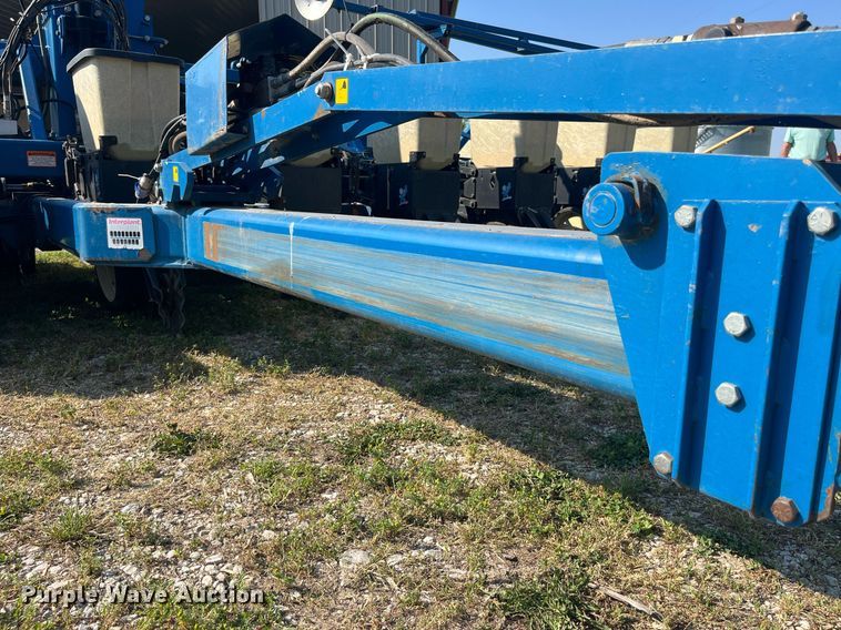 image for item LB9000 Kinze 2600  no-till planter