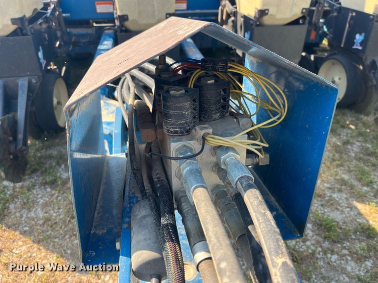 image for item LB9000 Kinze 2600  no-till planter