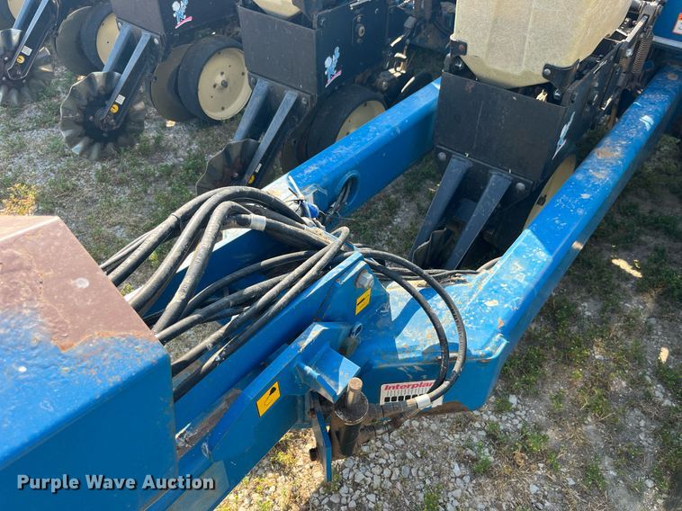 image for item LB9000 Kinze 2600  no-till planter