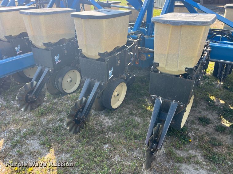 image for item LB9000 Kinze 2600  no-till planter