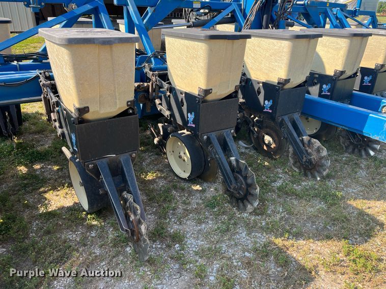 image for item LB9000 Kinze 2600  no-till planter