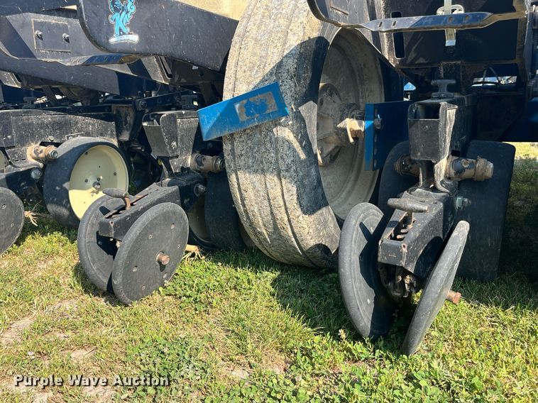 image for item LB9000 Kinze 2600  no-till planter
