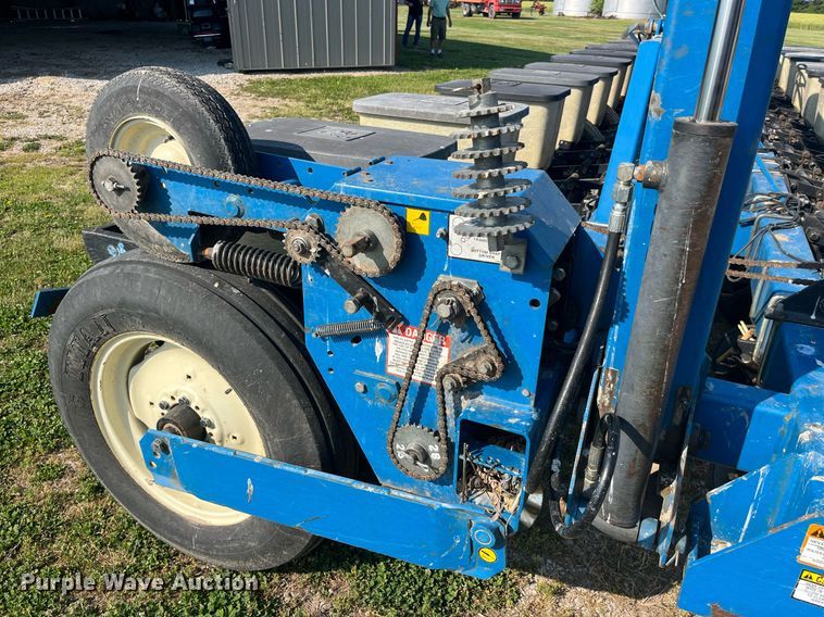 image for item LB9000 Kinze 2600  no-till planter