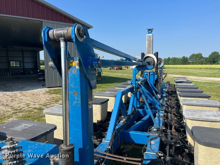 image for item LB9000 Kinze 2600  no-till planter