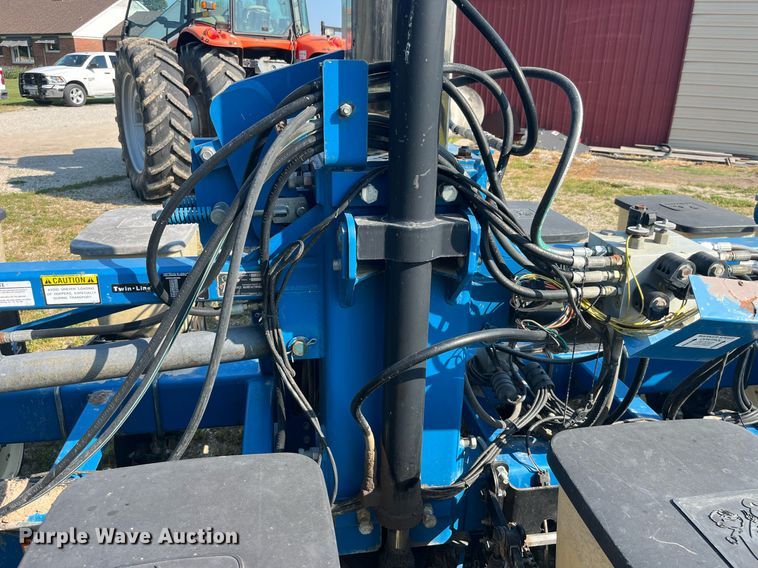 image for item LB9000 Kinze 2600  no-till planter