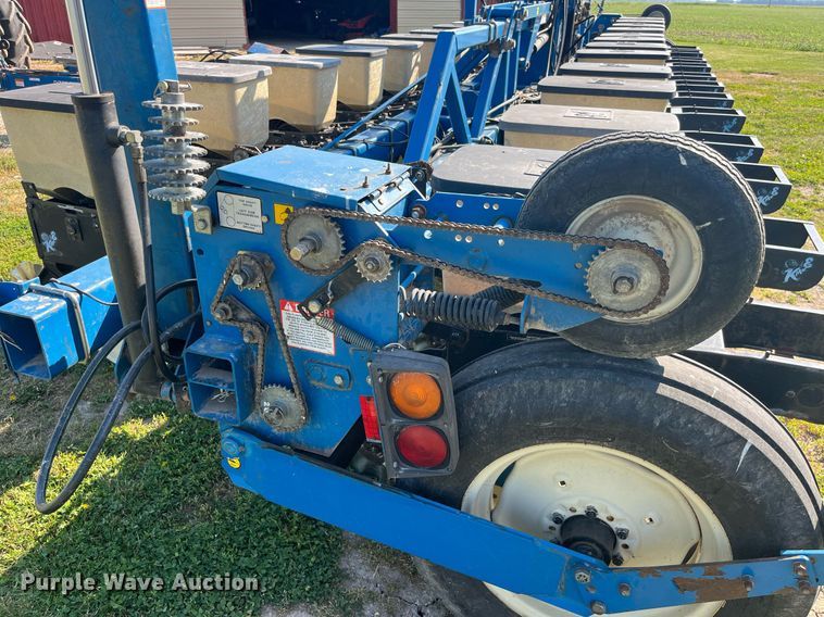 image for item LB9000 Kinze 2600  no-till planter
