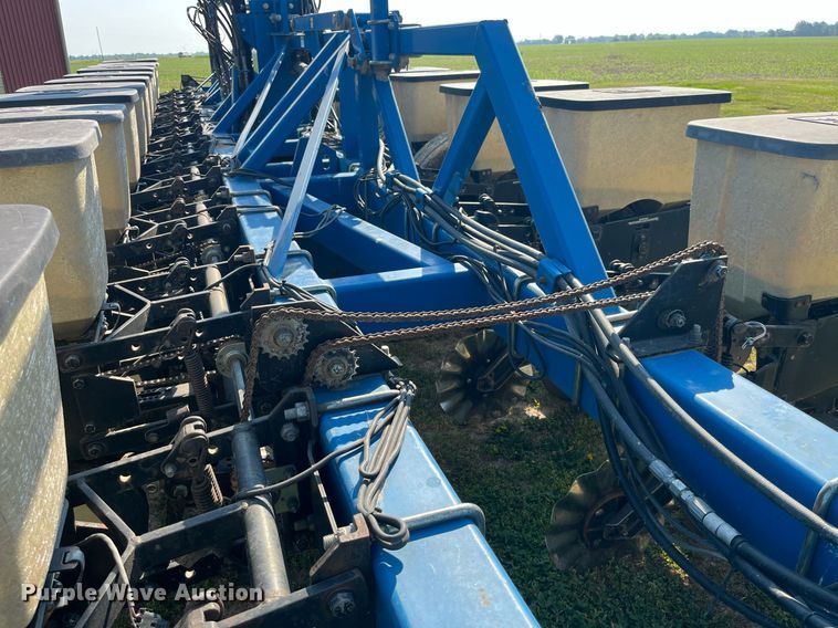 image for item LB9000 Kinze 2600  no-till planter