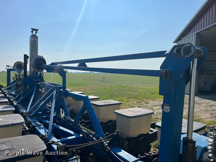 image for item LB9000 Kinze 2600  no-till planter