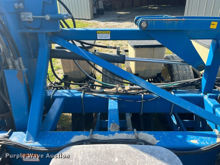 image for item LB9000 Kinze 2600  no-till planter