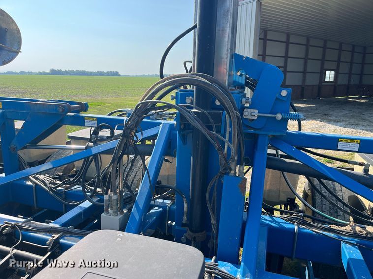 image for item LB9000 Kinze 2600  no-till planter