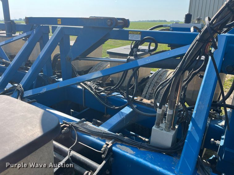 image for item LB9000 Kinze 2600  no-till planter