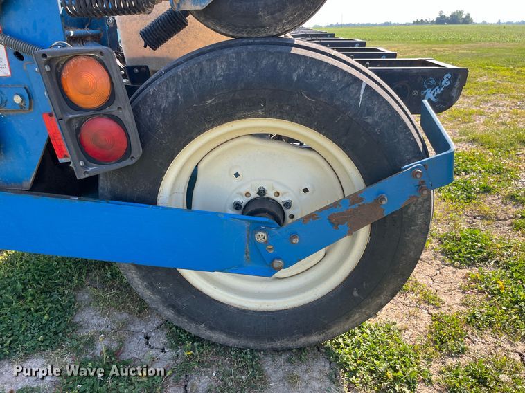 image for item LB9000 Kinze 2600  no-till planter