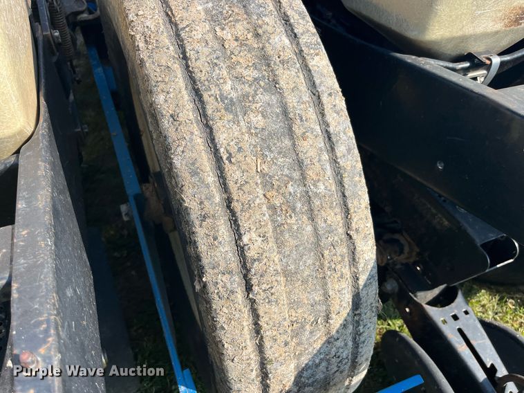 image for item LB9000 Kinze 2600  no-till planter