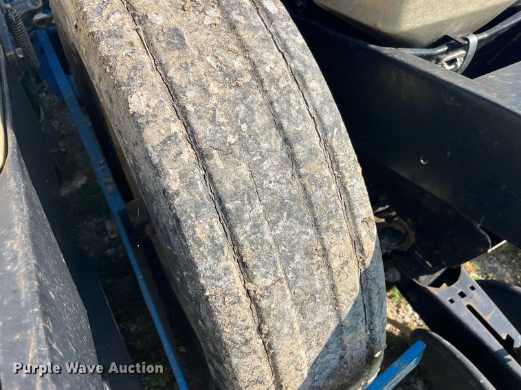 image for item LB9000 Kinze 2600  no-till planter