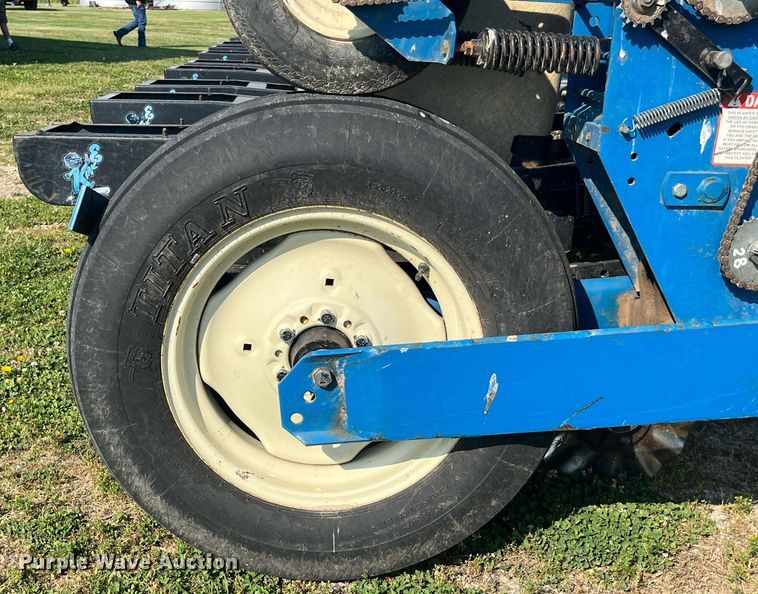 image for item LB9000 Kinze 2600  no-till planter