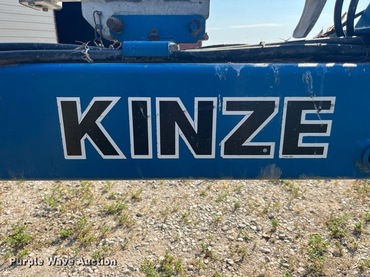 image for item LB9000 Kinze 2600  no-till planter