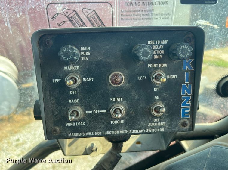 image for item LB9000 Kinze 2600  no-till planter