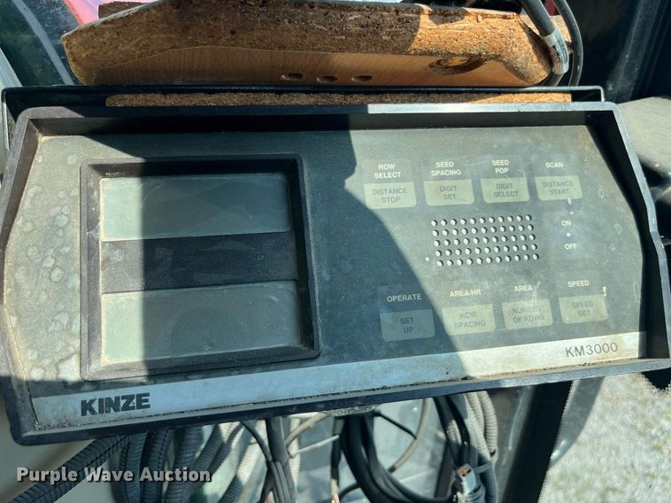 image for item LB9000 Kinze 2600  no-till planter