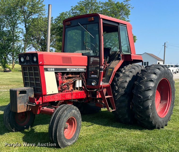 image for item LB9001 1981 International 1086  tractor