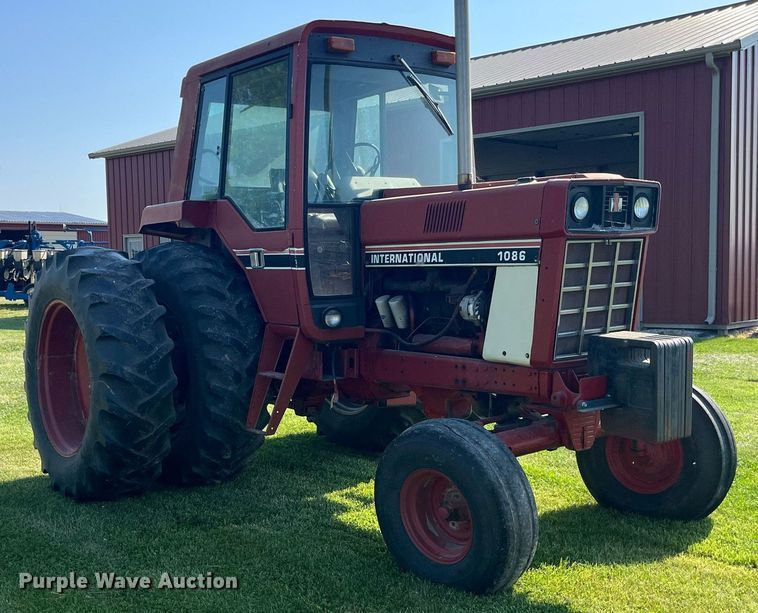 image for item LB9001 1981 International 1086  tractor