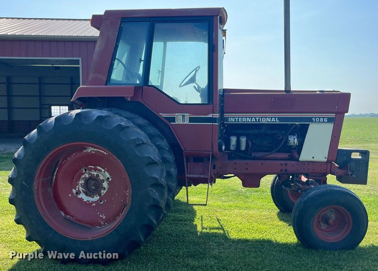 image for item LB9001 1981 International 1086  tractor