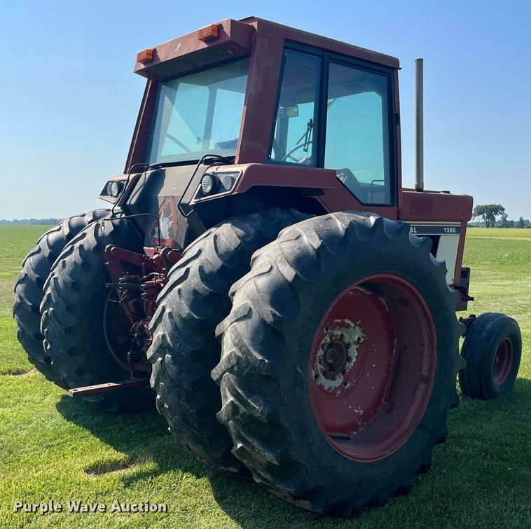 image for item LB9001 1981 International 1086  tractor