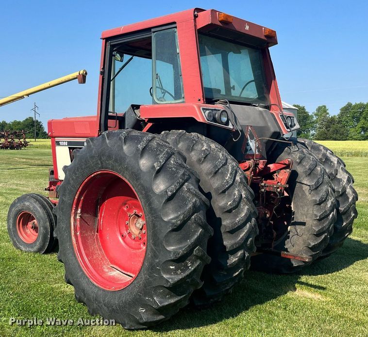 image for item LB9001 1981 International 1086  tractor