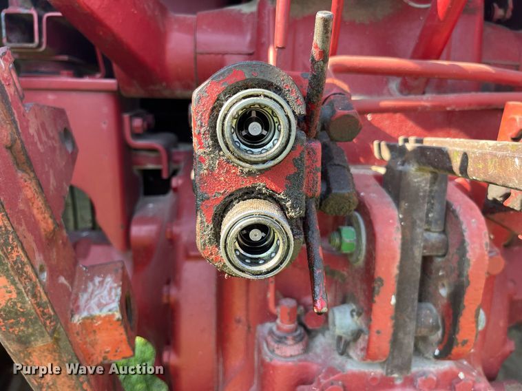 image for item LB9001 1981 International 1086  tractor